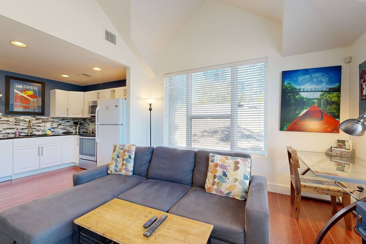 Modern, Dog-Friendly Flat with WiFi & Garage Parking - Unbeatable Location 1