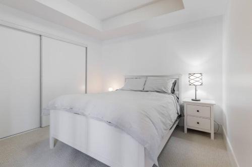 Modern Down Town Condo Near CN Tower with Fast WiFi 1