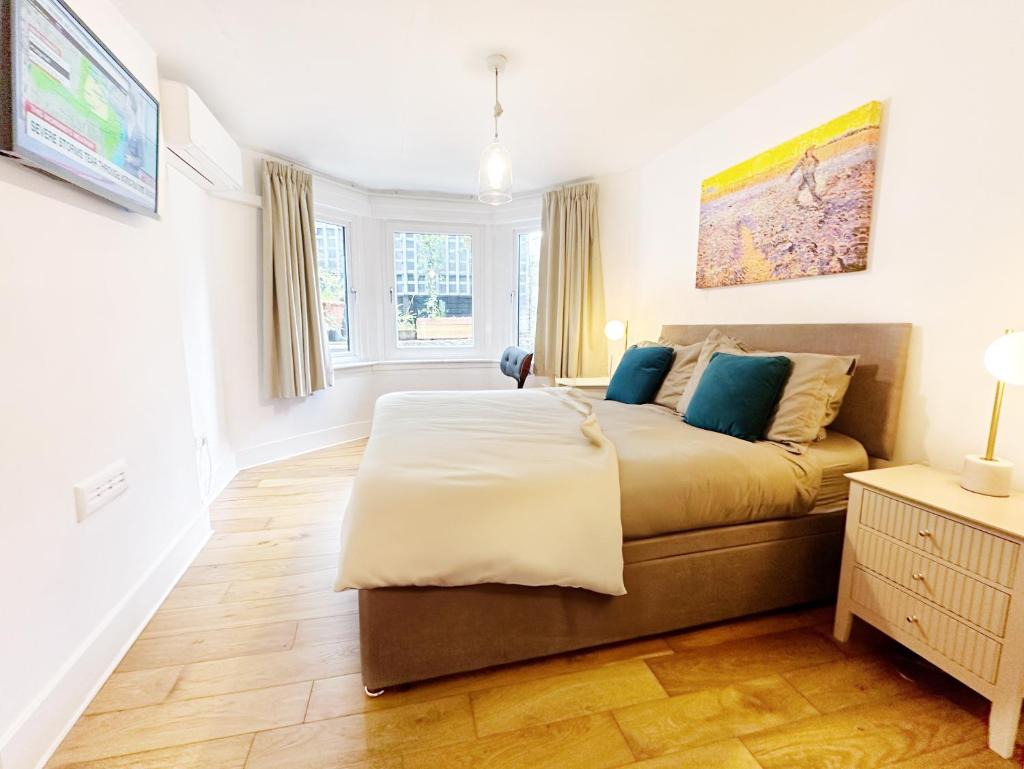 Modern flat with KING bed, garden & outdoor dining 1