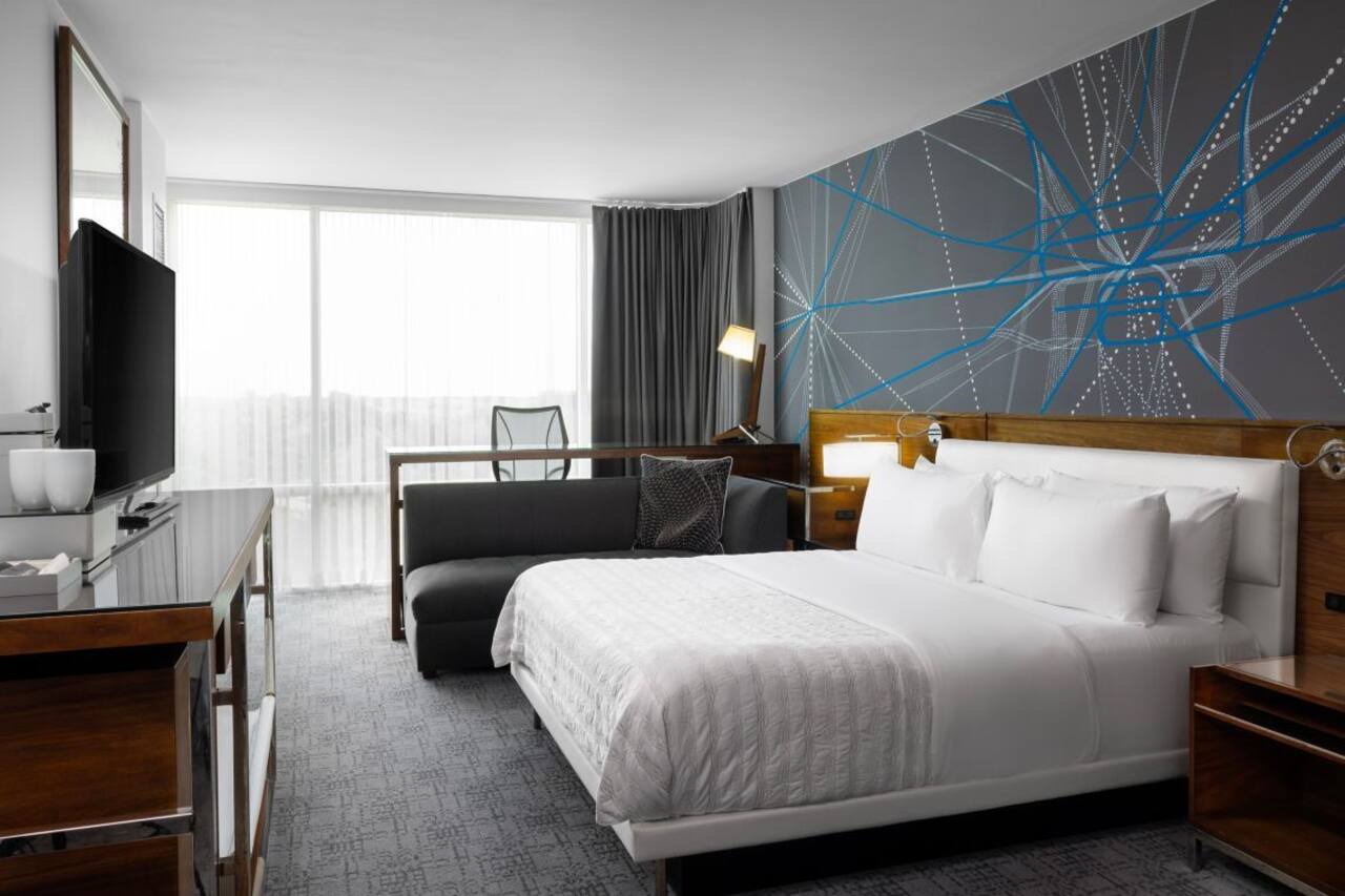 Modern King Bed Suite with Living Area Close to Major Attractions in Atlanta 1