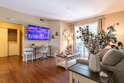 Modern King Suite Deluxe Living Cali 1