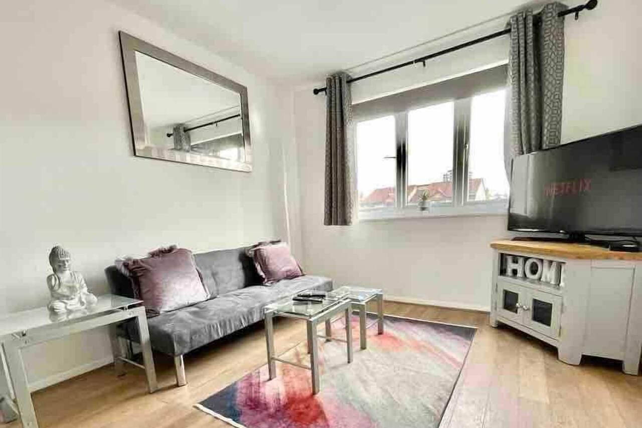 Modern London flat with free parking 1