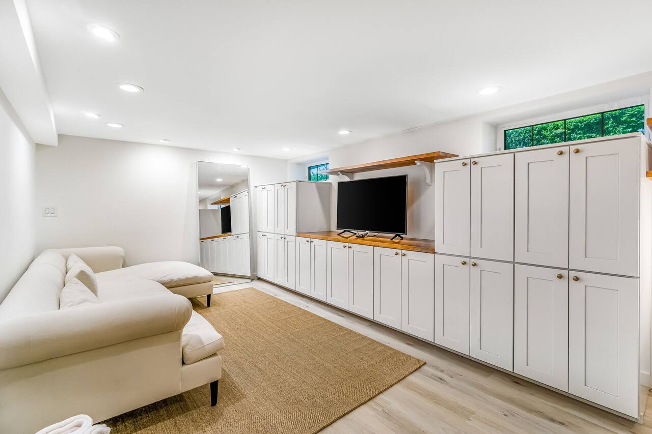 Modern Queen Anne studio - full kitchen - one block to Kerry Park, near downtown 1