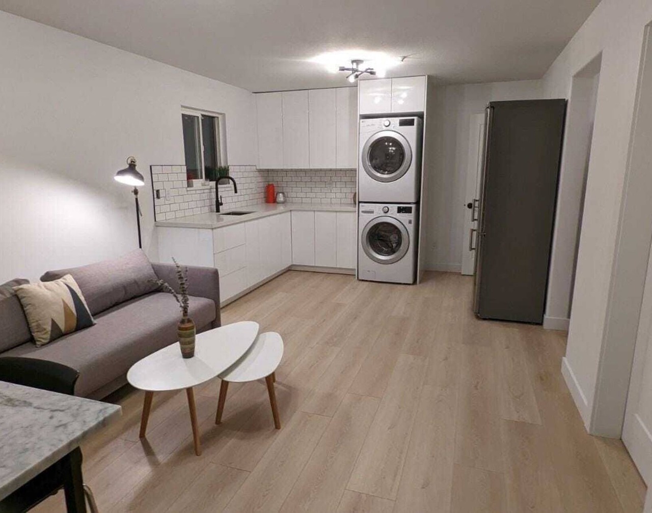 Modern, spacious Main Street Guest Suite, 1 BR 1