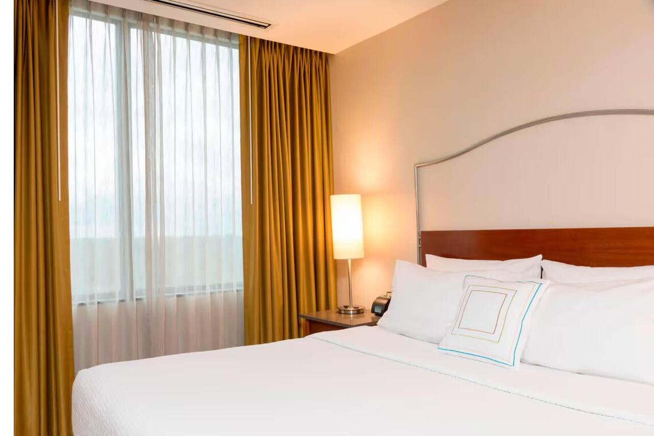 Modern Suite w/Free Breakfast & Onsite Pool Near Cumberland CTA Station 1