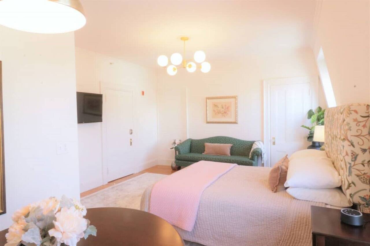 Morrill Mansion Inn | 4 | Self Check In | Parking 1
