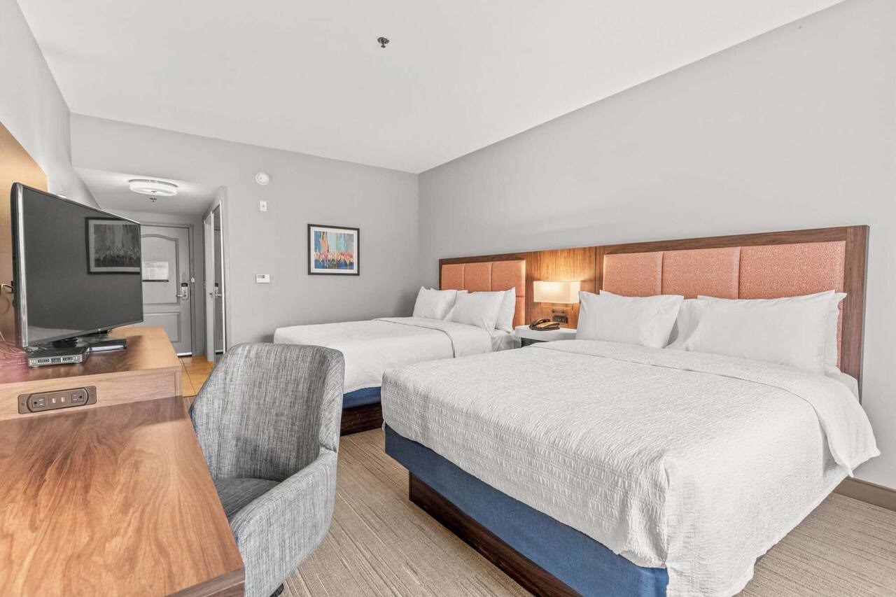 Near Riverdale Golf | Pool + Free Breakfast 1