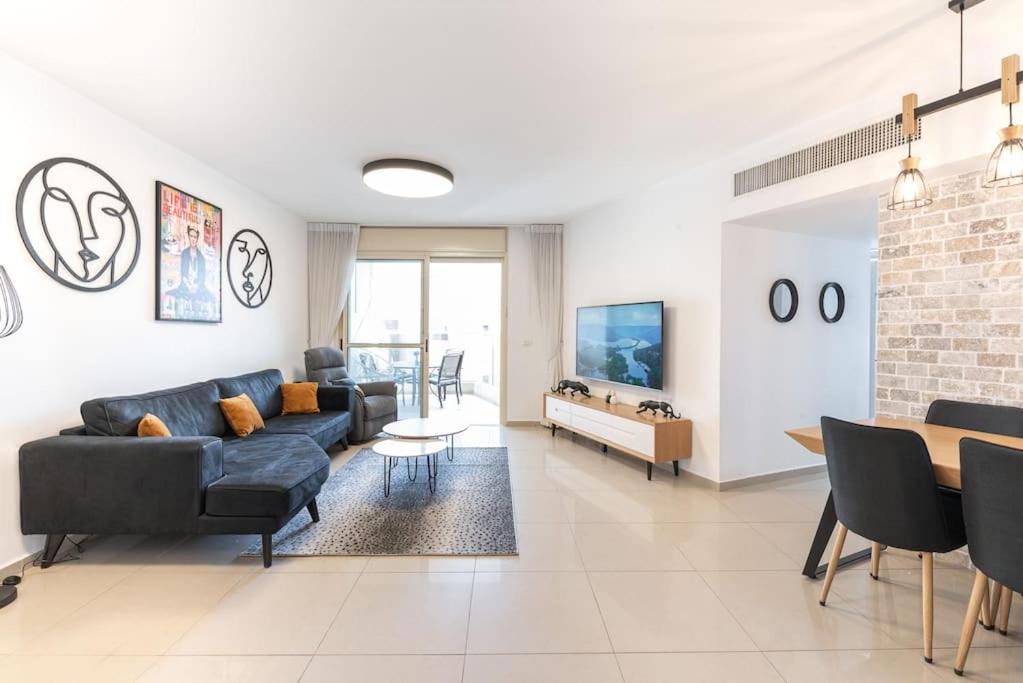 Neat 4BR Apt. With Parking/High Floor/Elevator/AC 1