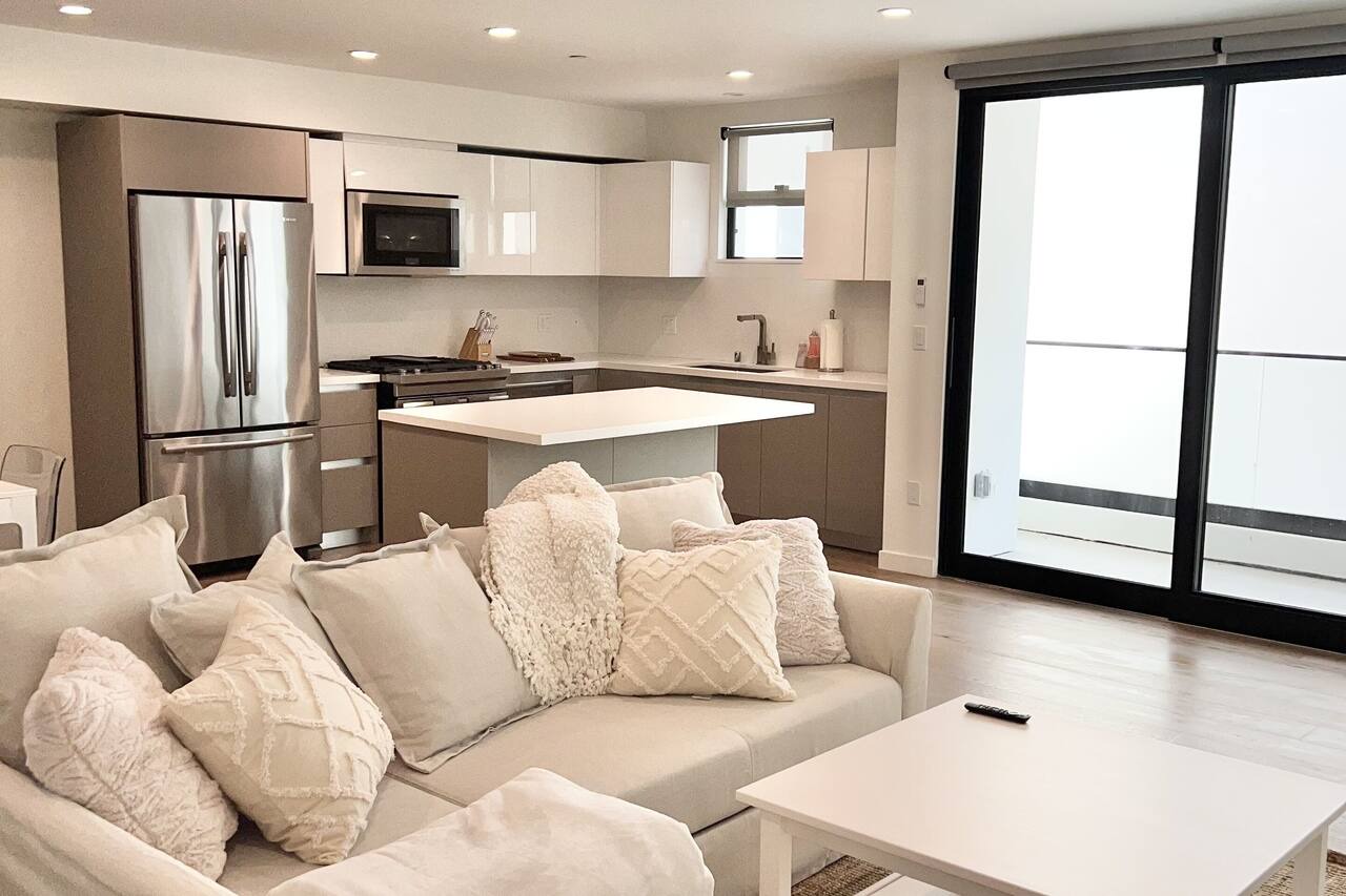 *New* Beautiful Beverly Hills Condo w/parking 1