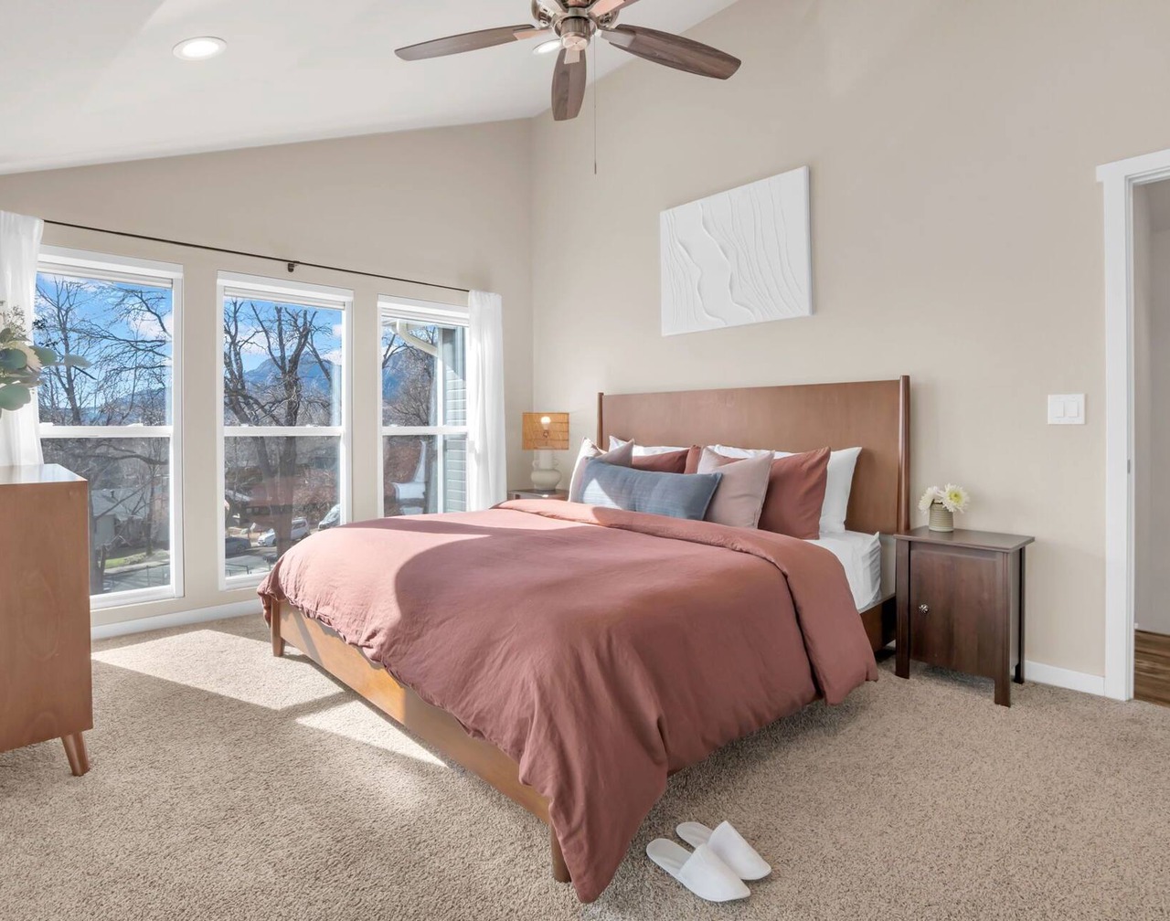 NEW Central 2BR/2.5BA w/Sauna, Walk to Pearl St 1