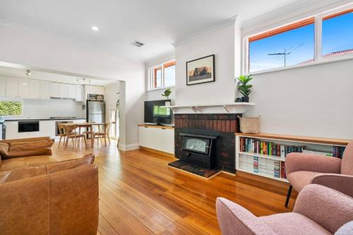 New Town Bungalow - A Leafy Family Haven 1