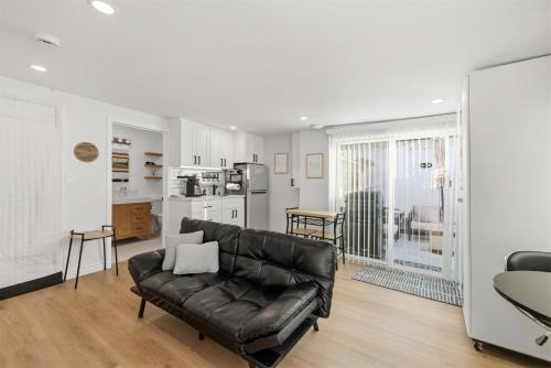 Newly Renovated 1BR Suite, Patio BBQ, Fire Pit 1