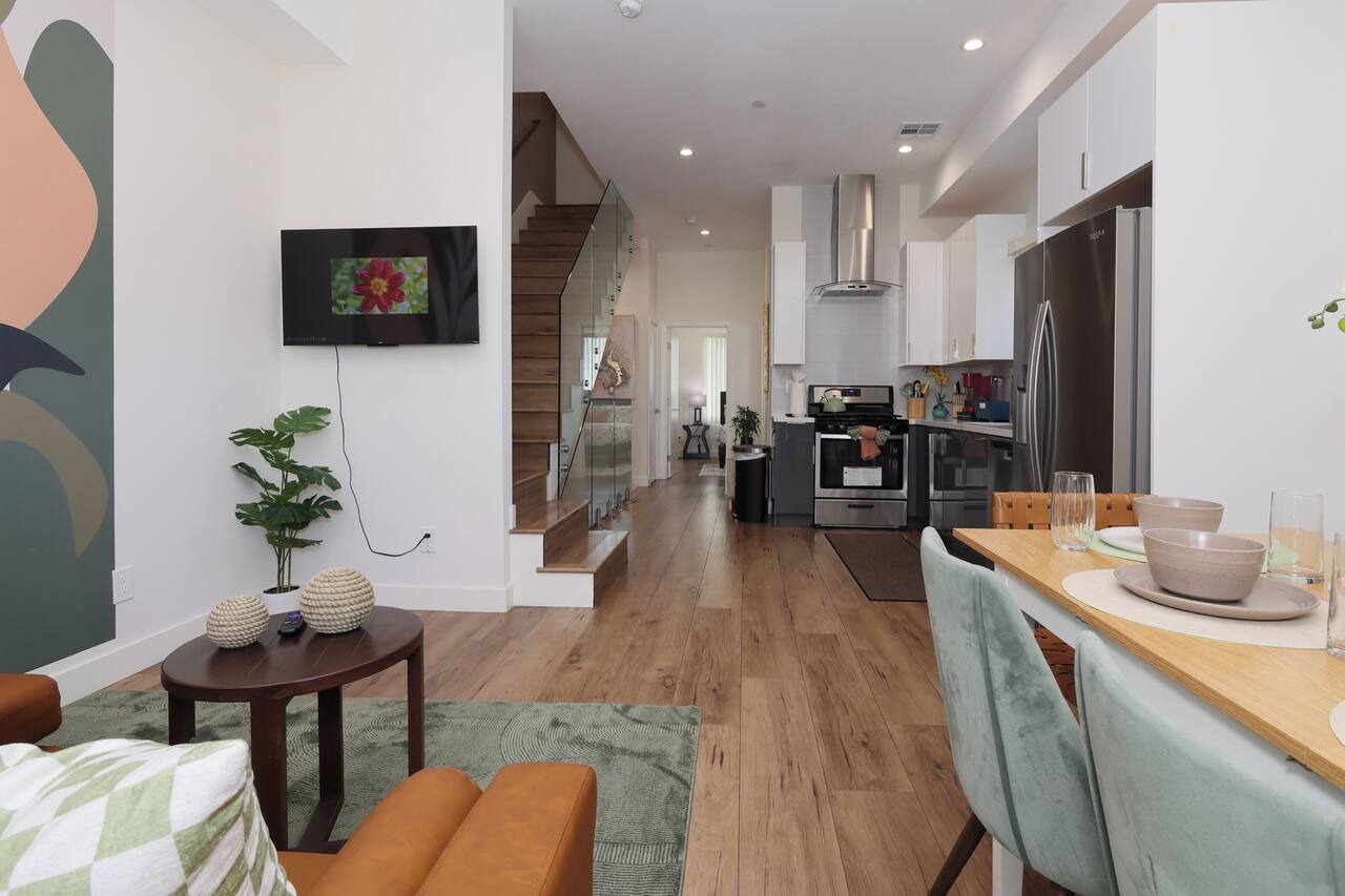 Newly Renovated 4B4B Suite in Central Los Angeles 1