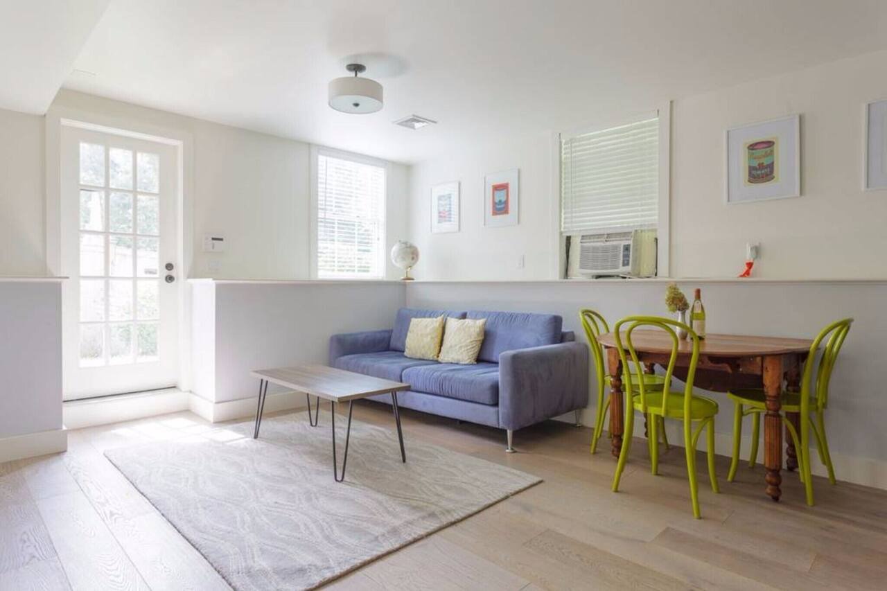 Newly renovated pet friendly apt by parks and train! 1
