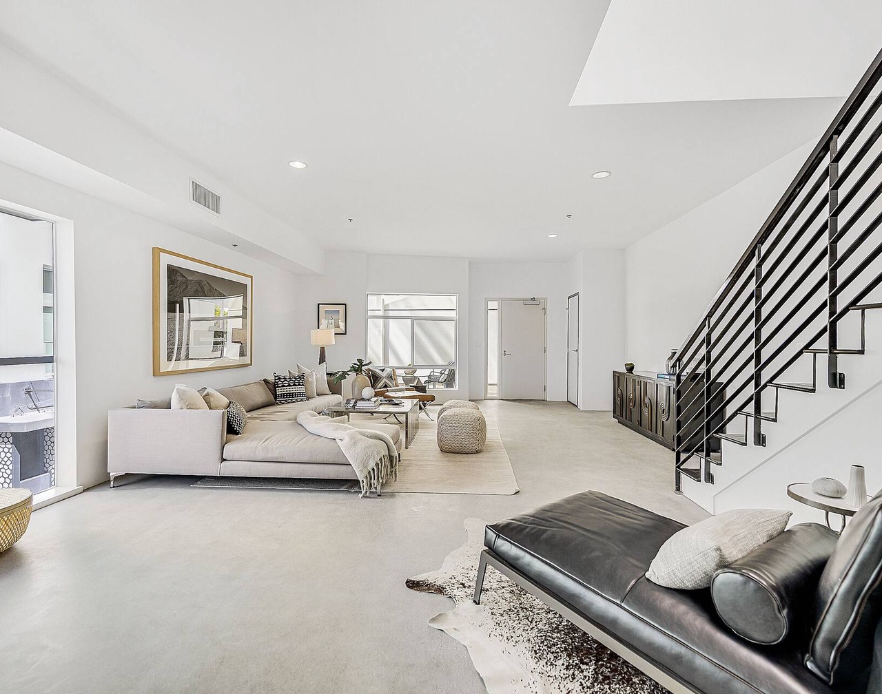 Nicest building in beach area 1 block from Venice Pier and Beach. Designer Done. 1