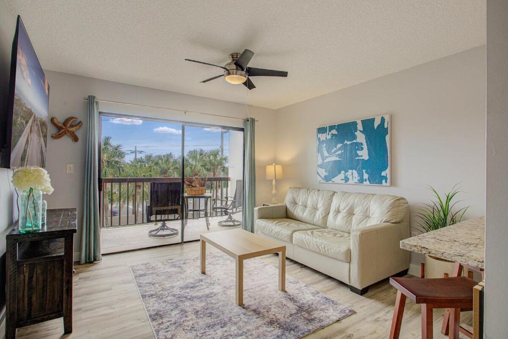 Oceanside complex B35 1 Bed 1 Bath Heated Pool 1