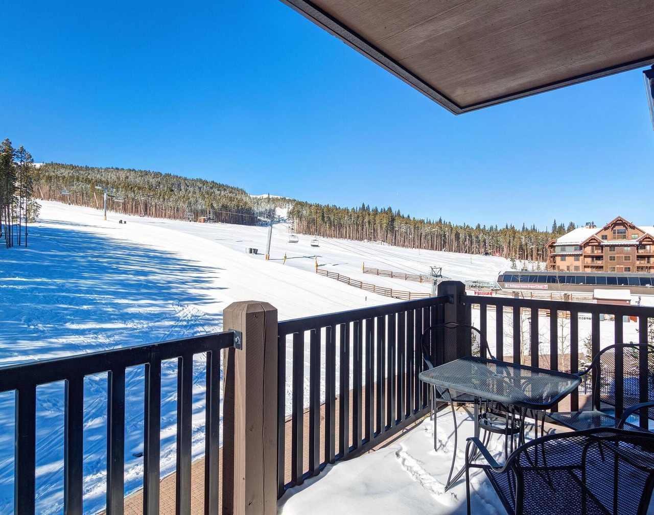 ON THE SLOPES. FAST RESPONSE. Ski Side Corner Unit, Crystal Peak Lodge 2BR/2BA 1