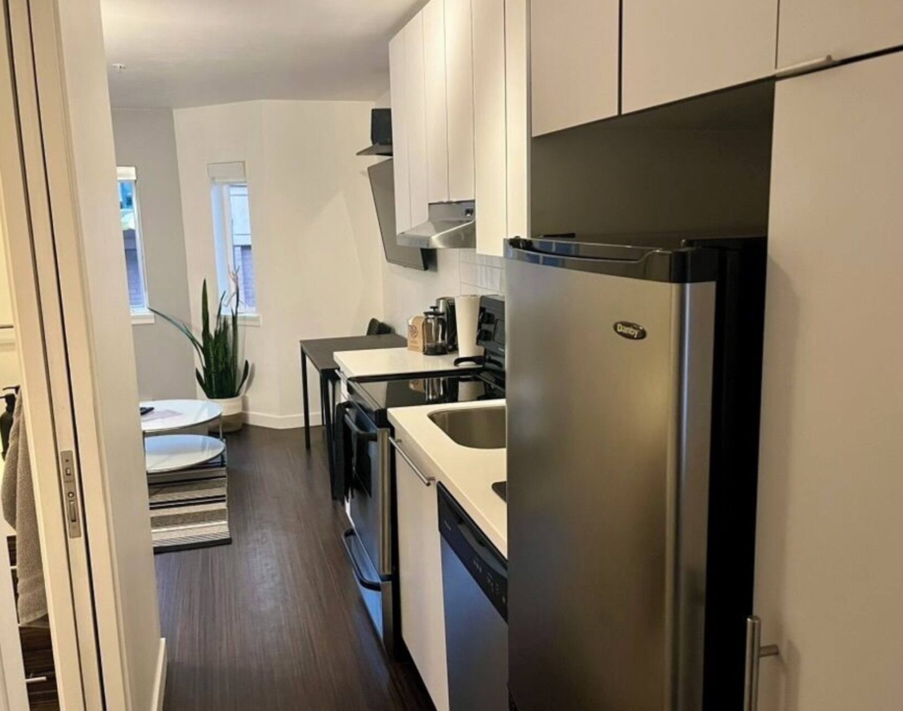 ONE BEDROOM IN VANCOUVER'S HISTORIC GASTOWN! Near dining, nightlife & shopping 1