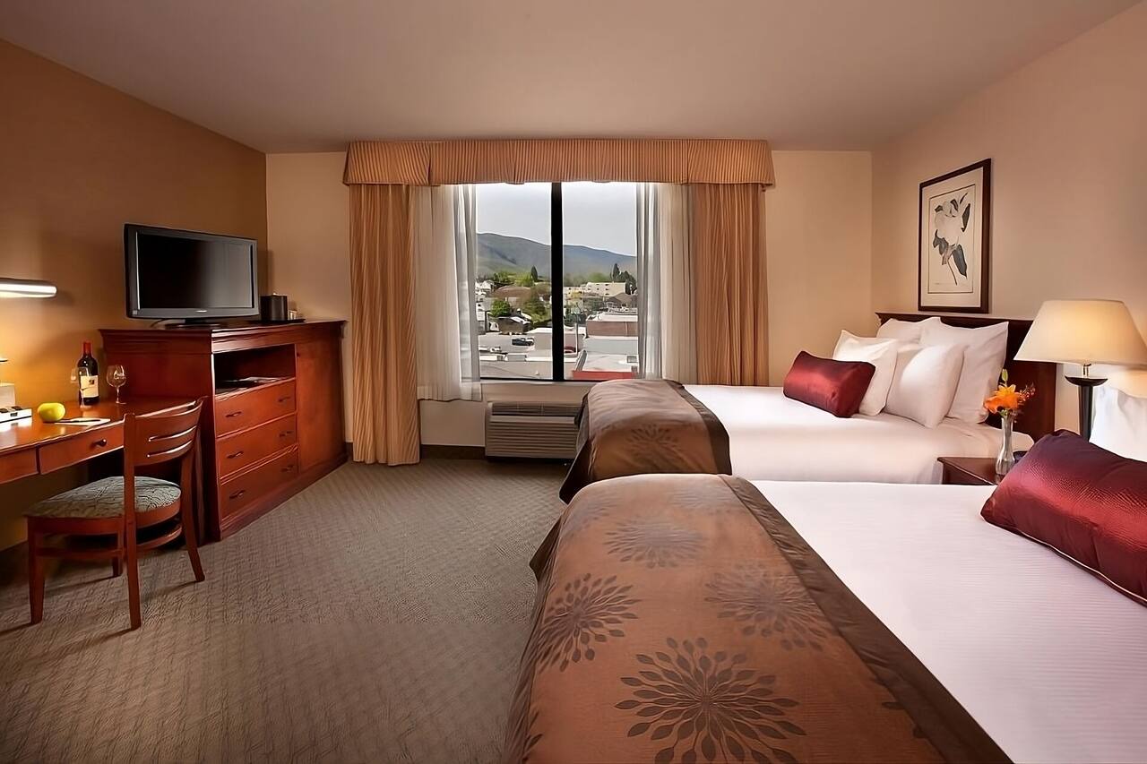 One Room | Two Queen Beds | Breakfast Included 1