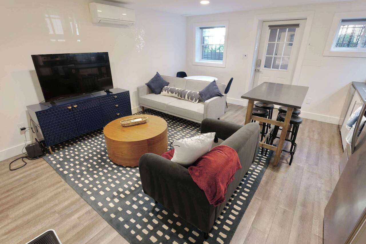 Over On Oak | Walk 2 Metro + PRIVATE PARKING 1