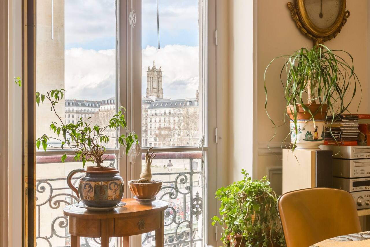 Overlooking the Seine on Ile de la Cité, by Veeve 1
