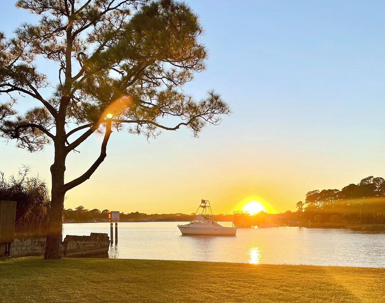Panhandle Paradise, Waterfront, 2 Dog Friendly in Fort Walton Beach. Free Activities Included! 1