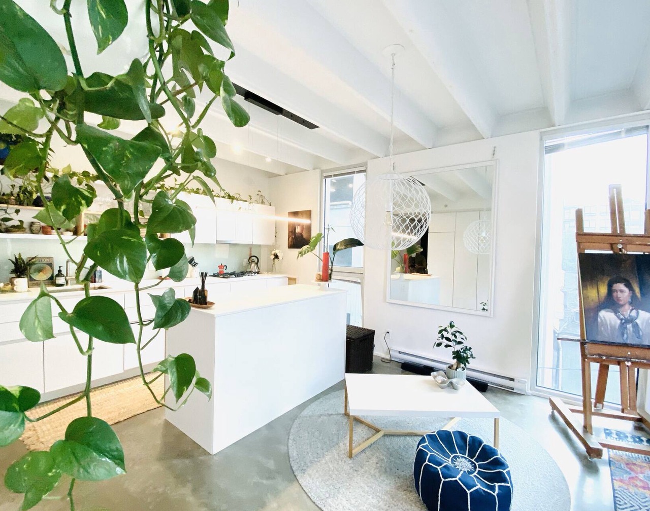 Peaceful Artists Garden Loft in the heart of Vancouver Chinatown. Pet-Friendly! 1