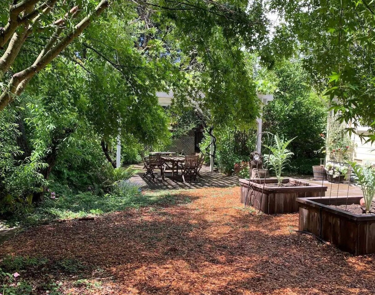 Peaceful, charming, cottage in wine country. Beautiful yard! 1