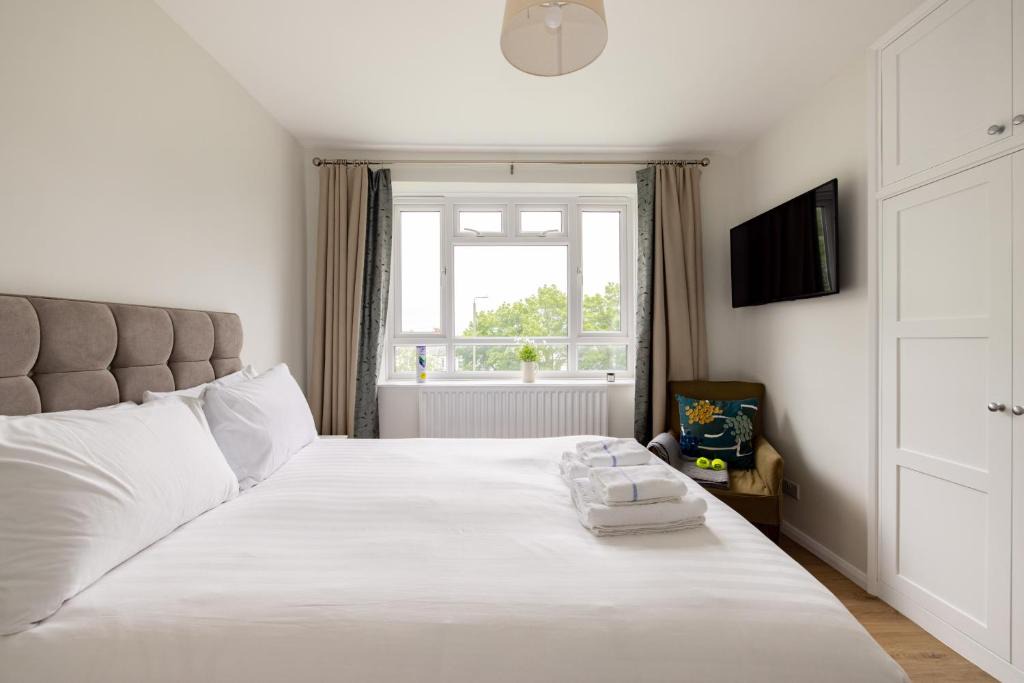 PenthouseStays Wimbledon - Chic 2 Bedroom King Bed Apartment with Balcony - 2 mins from Wimbledon Tennis Club and Museum - AELTC 1