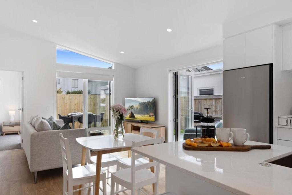 Perfect Papamoa Beach Bach 1