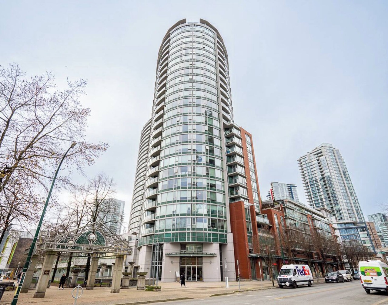Perfect Vancouver Getaway | Central 2BR/2BA+Sofa Bed 1