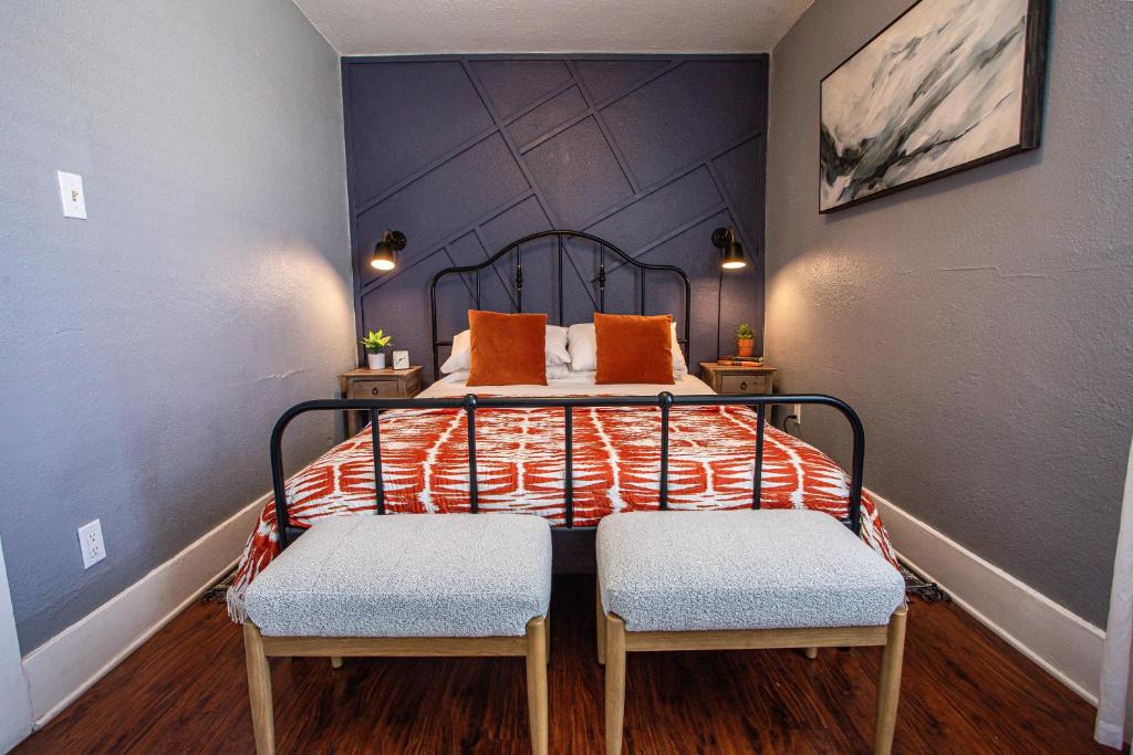 Pet-Friendly Stay, Mins to Beach, Conv Ctr, Prkg LB B 1