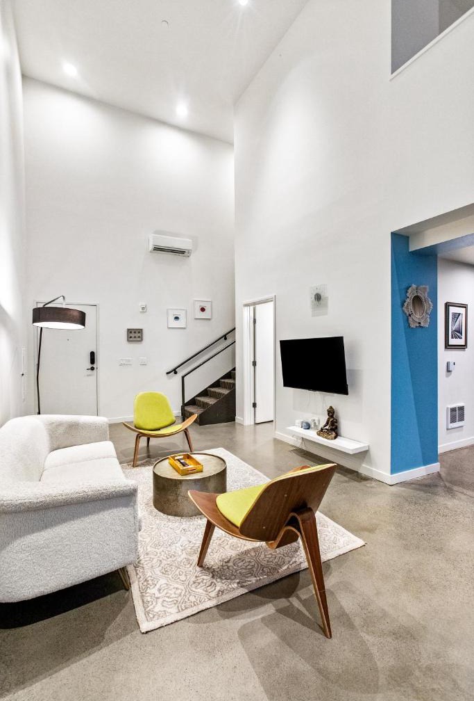 Posh Lofty Pad in Central Redmond - 92 Walkscore! 1
