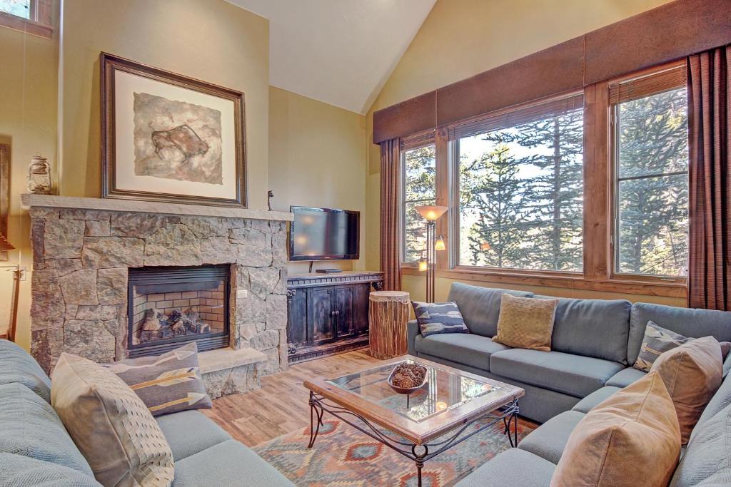 Premier 2-Story Townhome Minutes from Winter Activities 1
