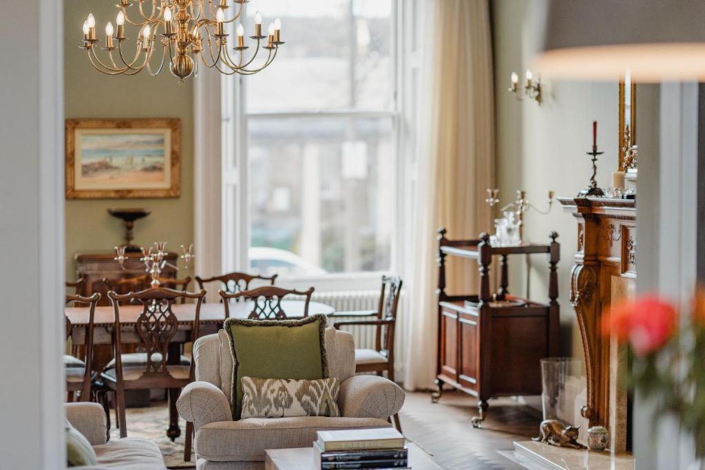 Prestigious Townhouse close to Princes Street 1