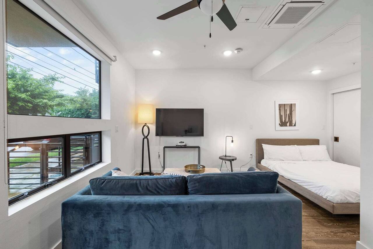 Prime DT ATX Studio | Mins to Rainey St | Patio 1