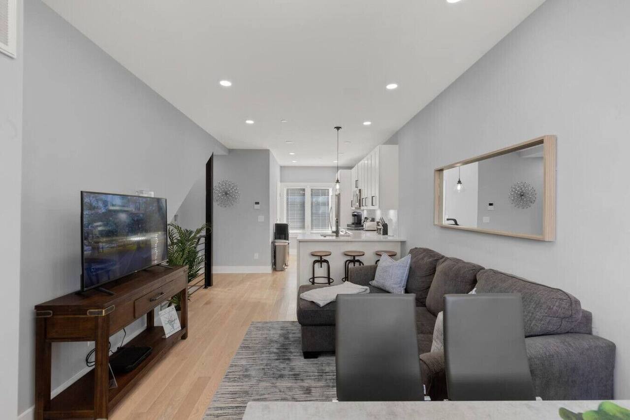 Prime Location+Steps from HStreet Corridor+Laundry 1