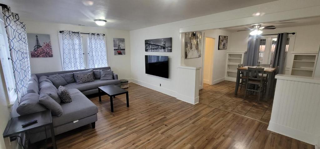 Private 3 bedroom Home in Los Angeles - Gardena, California 1
