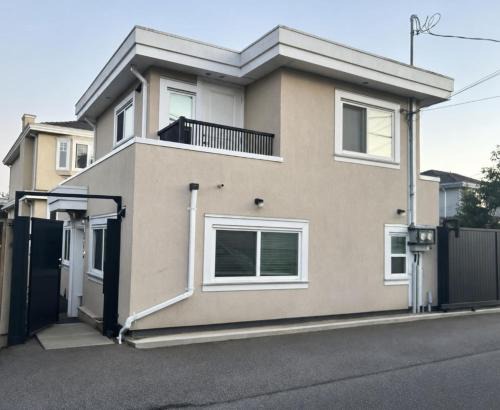 Private 3BR 2BA Laneway Home and Parking 1
