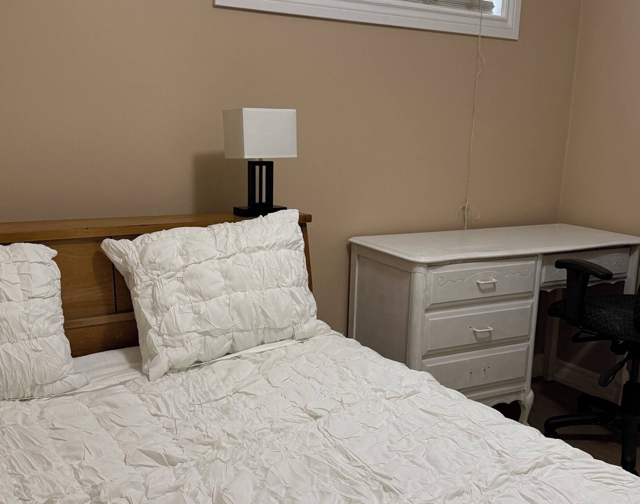 Private and cozy apartment near Pearson International AirPort in Mississauga. 1