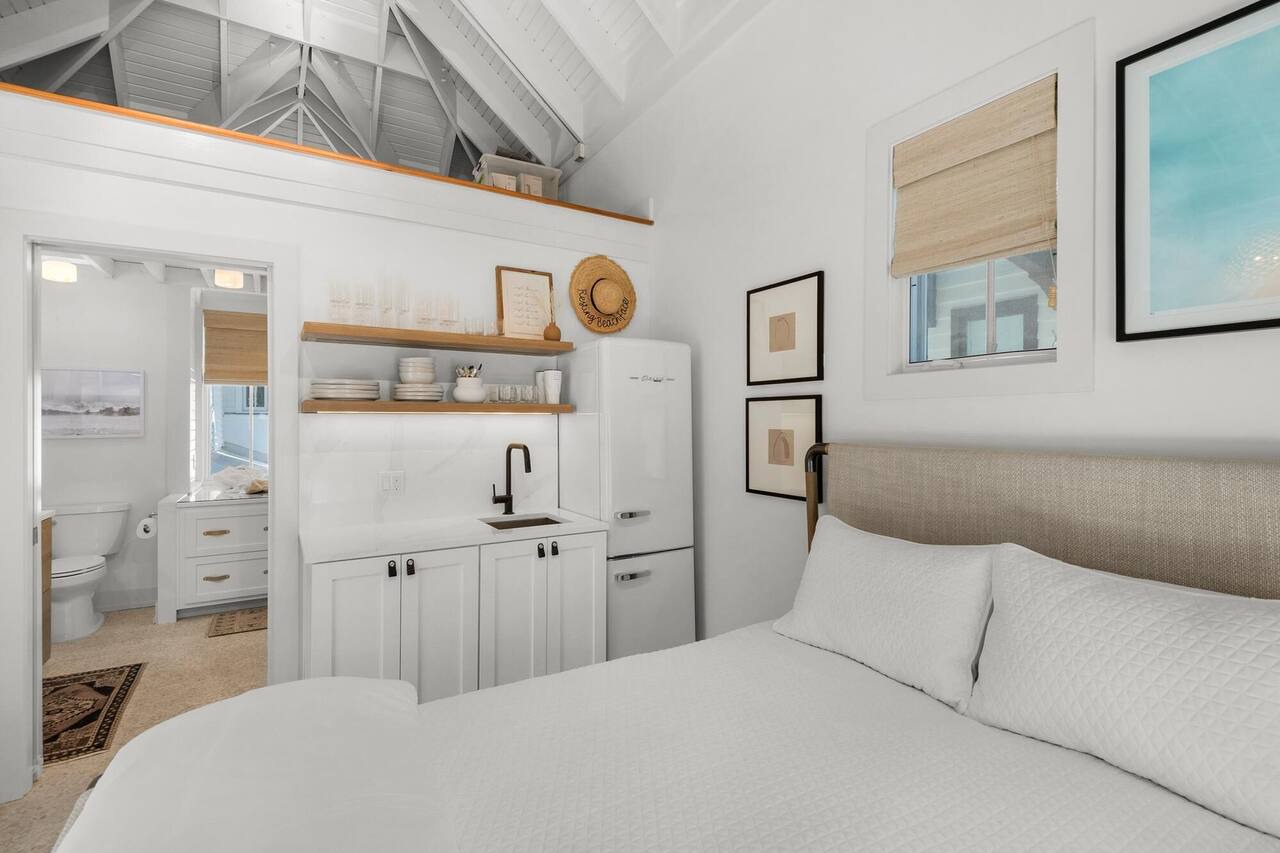PRIVATE BEACH/POOL ACCESS-Charming Pied-a-Terre-Sophisticated Charm-2 Adults 1