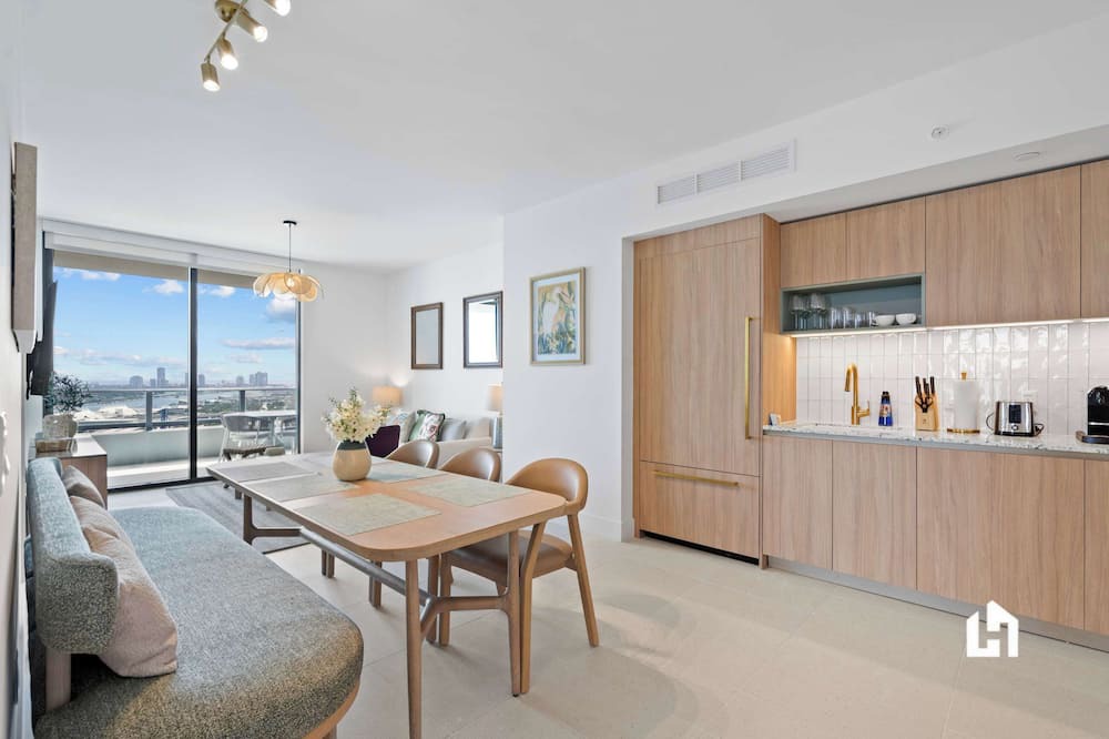 Private Ocean View Balcony, Pool & Gym walk to Bayside 1