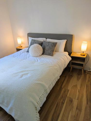 Private room in Chic Main St suite 1
