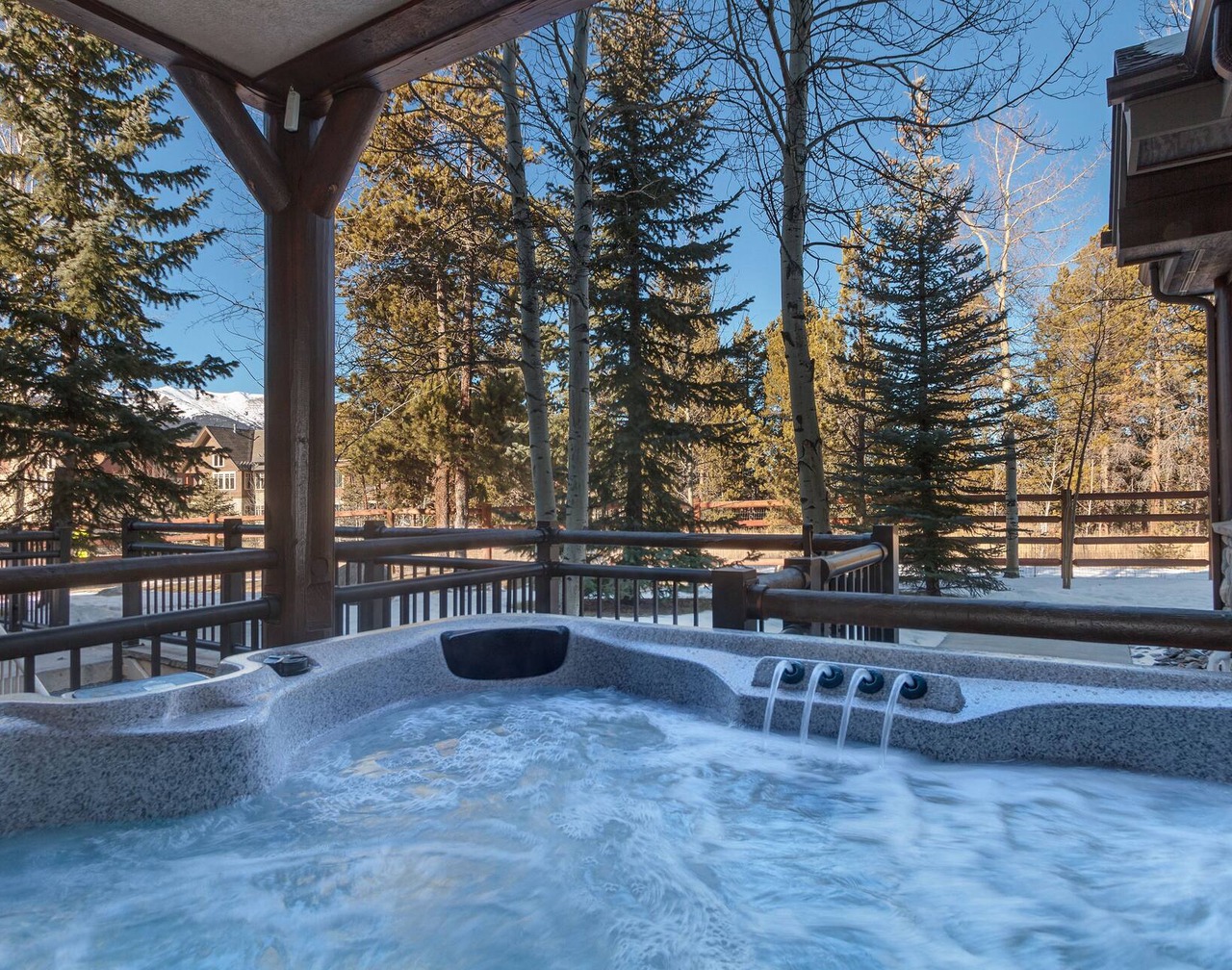 Private Salt Water Hot Tub - 5 Star Reviews - 5 Minute walk to Lifts & Town! 1