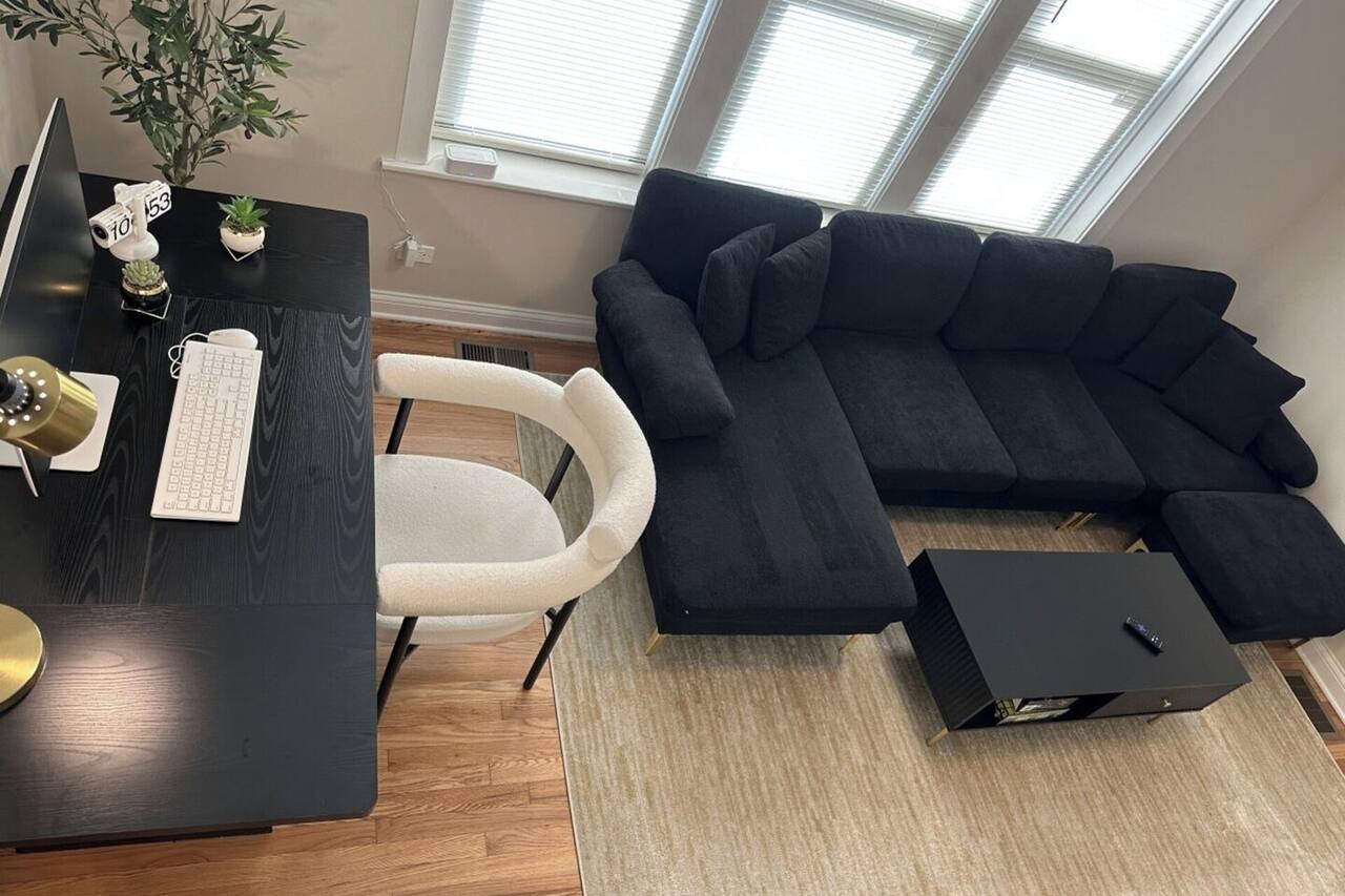 Private Workspace Sleeps4 Modern Stylish Stay 1