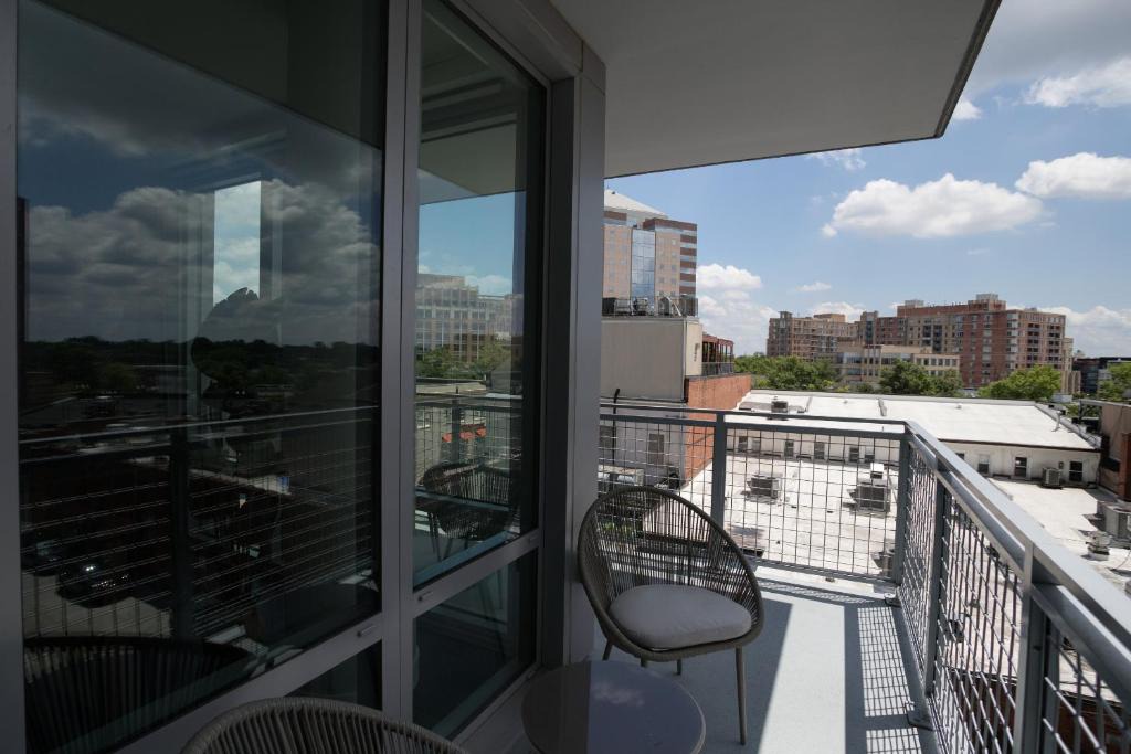 Quiet Apartment Steps from the Subway at Clarendon 1