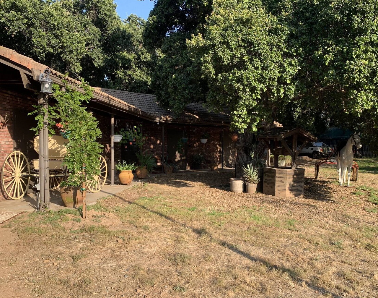 Quiet Country living 1 bedroom guesthouse Huge oak trees pets ok, horse property 1