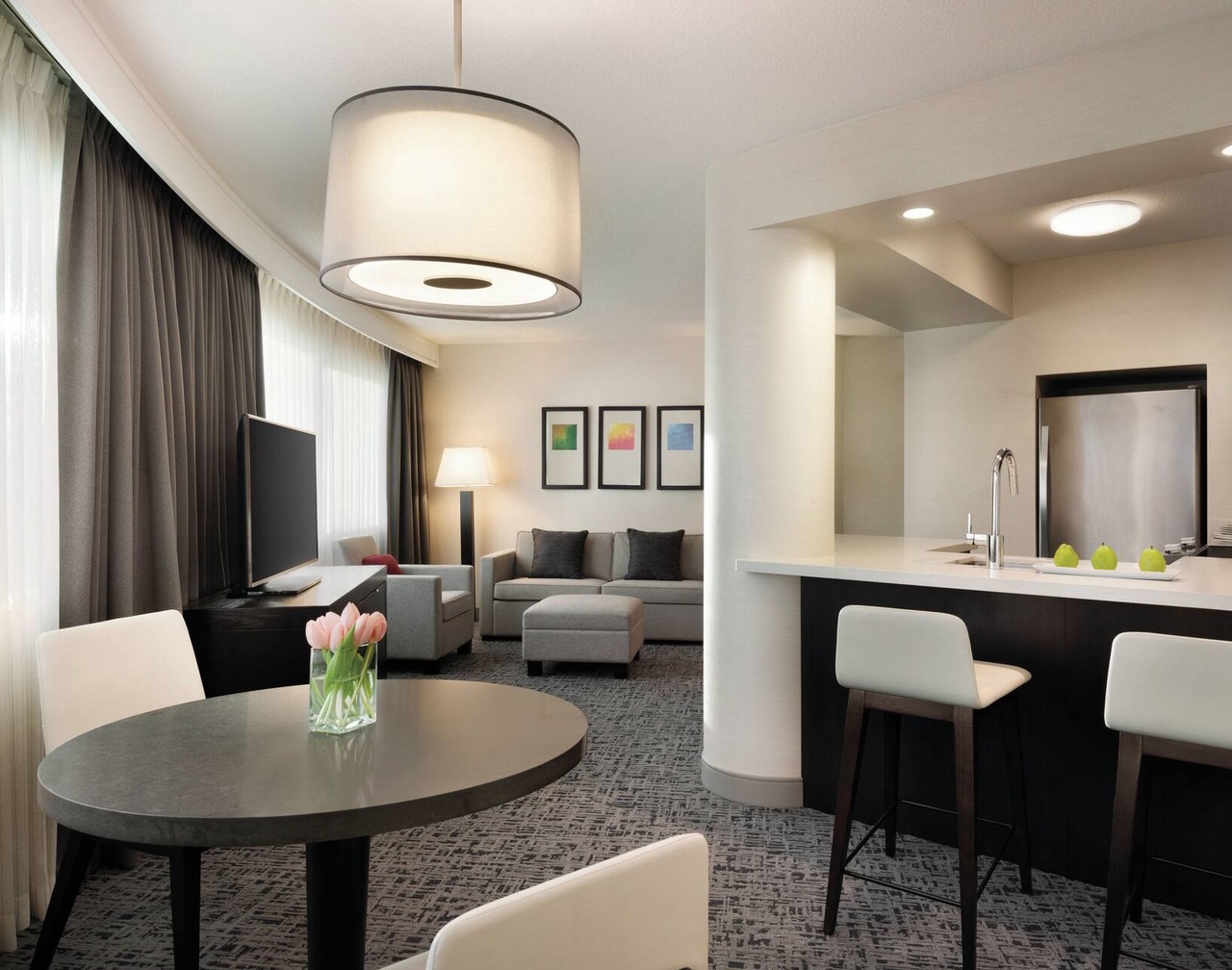 Radisson Hotel Vancouver Airport - Apartment Suites 1King Bedroom - Full Kitchen 1
