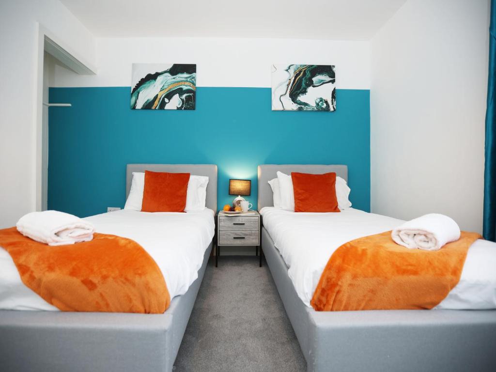 Redcliffe Place By N And N Stays Ltd - Lovelly Home close to Designer Outlet, Perfect for Contractors & Workers with convenient on street parking 1
