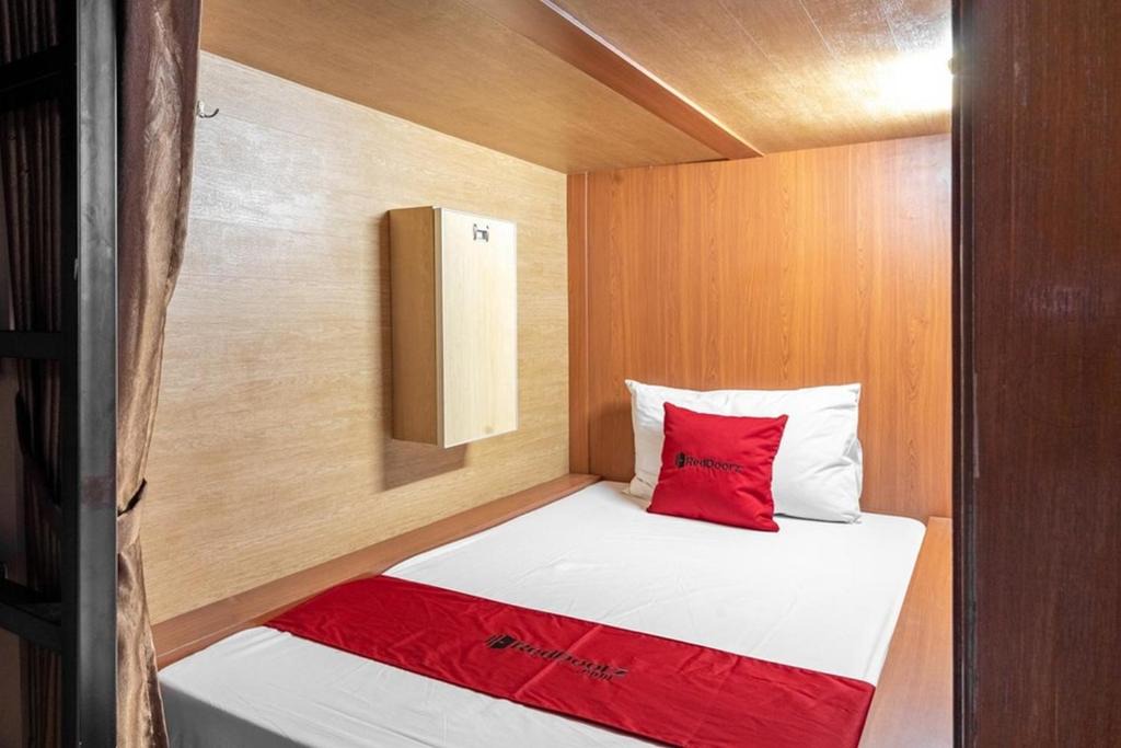 RedDoorz Hostel near LTC Glodok 1